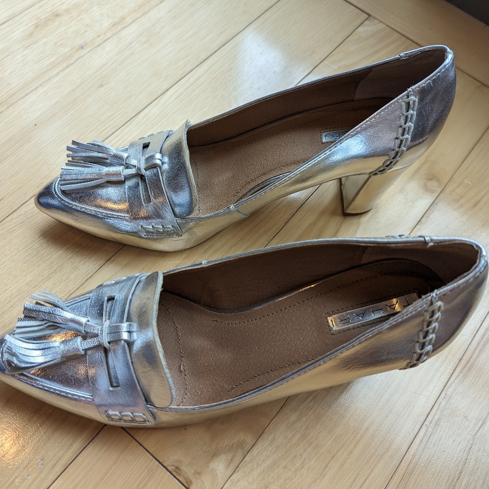 Tahari silver tassel pumps 8.5